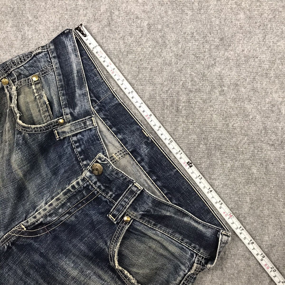 Levi's Vintage Clothing RIPPED DISTRESSED LEVIS BLUE DENIM BAGGY PANTS 142 Size US 34 / EU 50 - 16 Thumbnail
