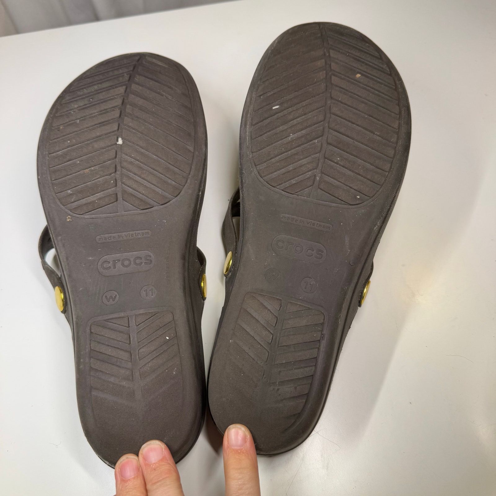 Crocs Crocs Sanrah Circle Medallion Sandal Sz 11 ESPRESSO GOLD Size US 11 / IT 41 - 7 Thumbnail
