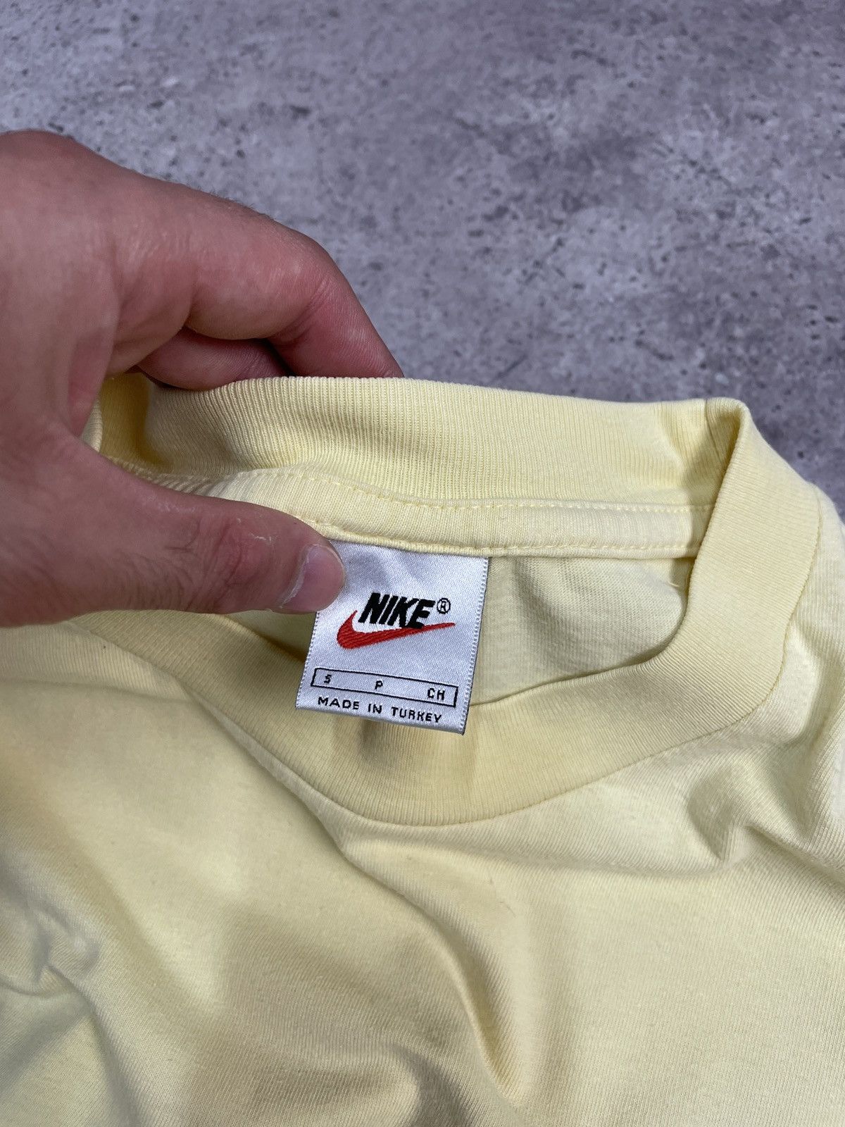 Vintage Vintage Nike Swoosh Tee Centre Logo Y2K T-shirt Size US M / EU 48-50 / 2 - 9 Thumbnail