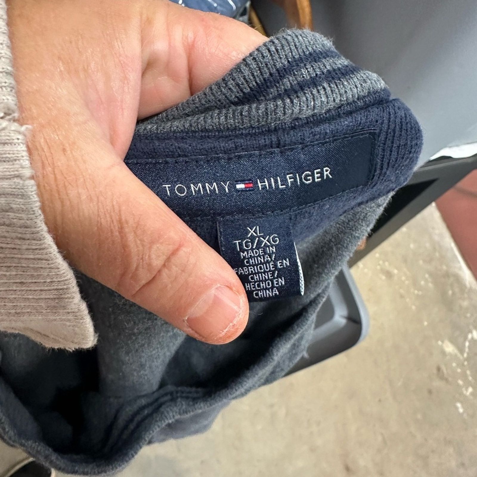 Tommy Hilfiger Tommy Hilfiger V Neck Sweater Size US XL / EU 56 / 4 - 2 Thumbnail