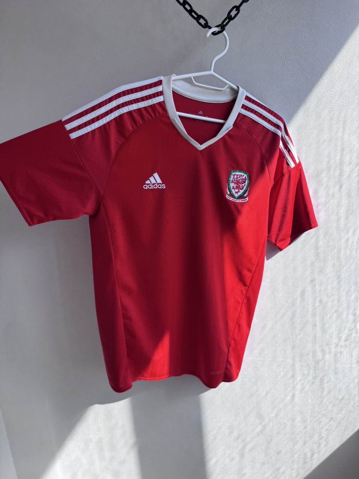 Adidas WALES 2016 2017 HOME FOOTBALL SHIRT SOCCER JERSEY ADIDAS M Size US M / EU 48-50 / 2 - 3 Thumbnail