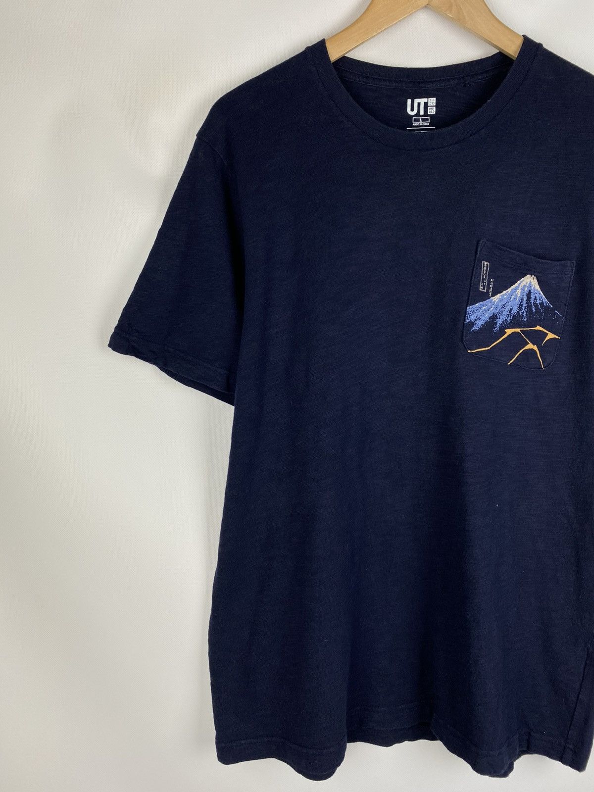 Uniqlo Uniqlo Hokusai Blue Japanese Art men’s t shirt size L Size US L / EU 52-54 / 3 - 2 Thumbnail