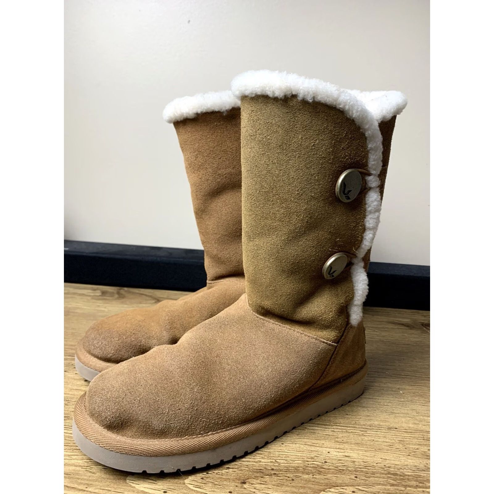 Vintage KOOLABURRA by UGG Boots Kinslei Mid Calf Chestnut Suede Sheepskin Buttons Womens Size 7 Size US 7 / IT 37 - 3 Thumbnail