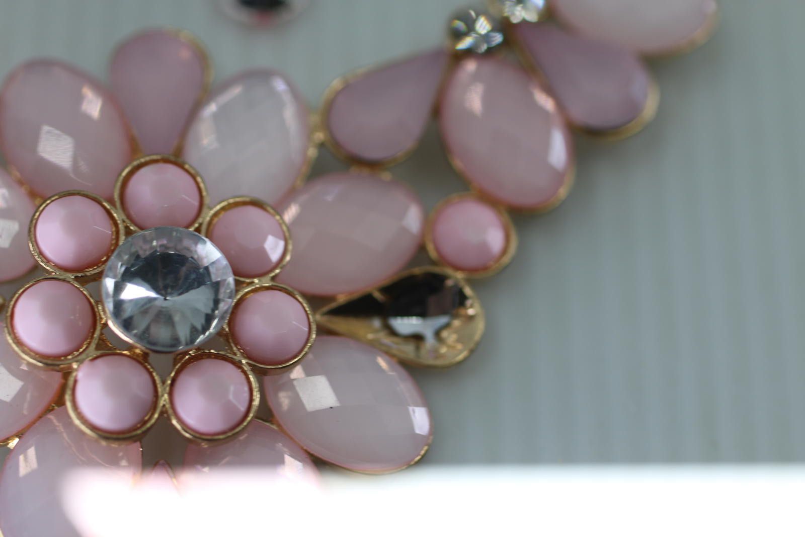 The Unbranded Brand Pink Floral Statement Necklace Gold Tone Rhinestone Flower Size ONE SIZE - 3 Thumbnail