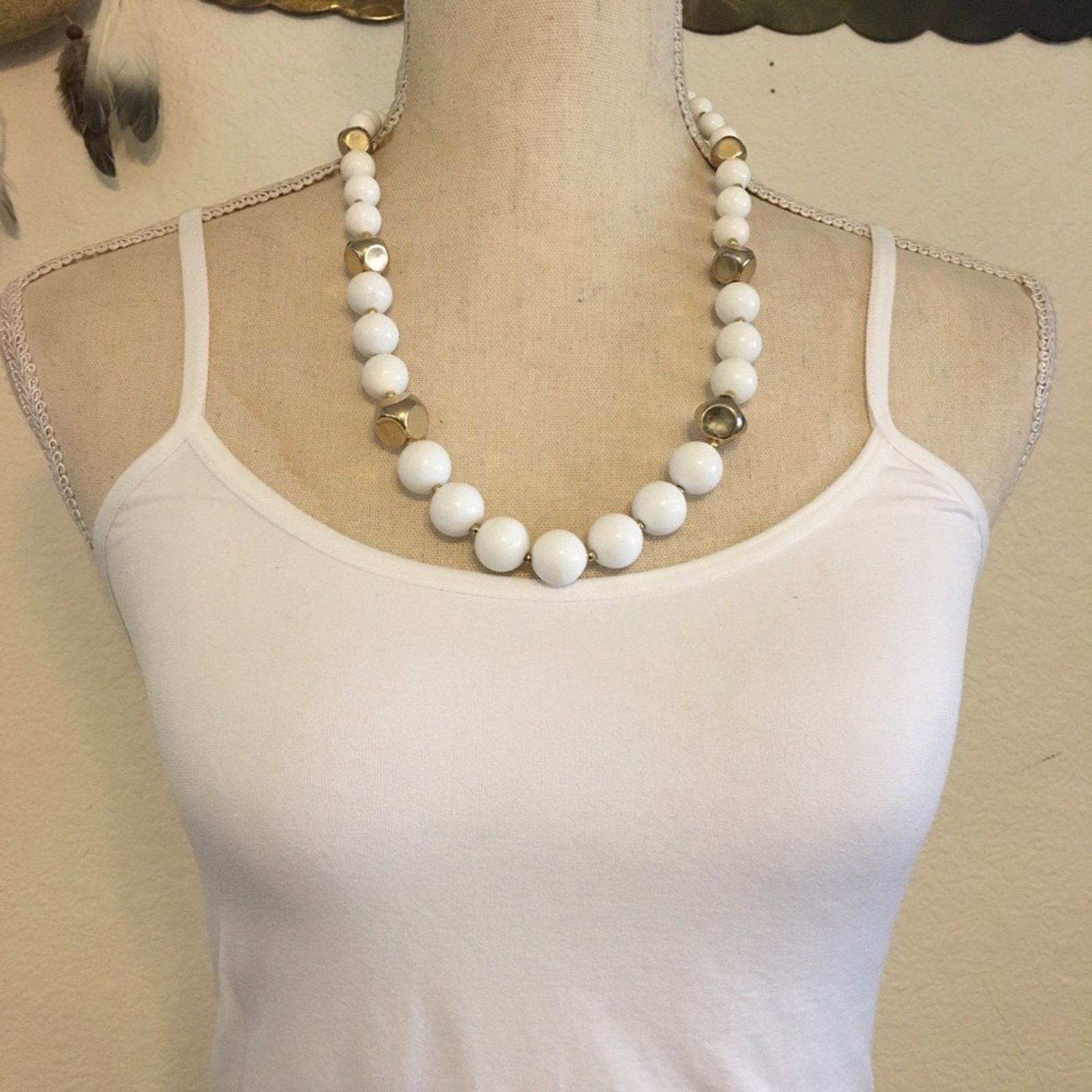 Vintage Vintage white and gold tone chunky bead necklace Size ONE SIZE - 3 Thumbnail