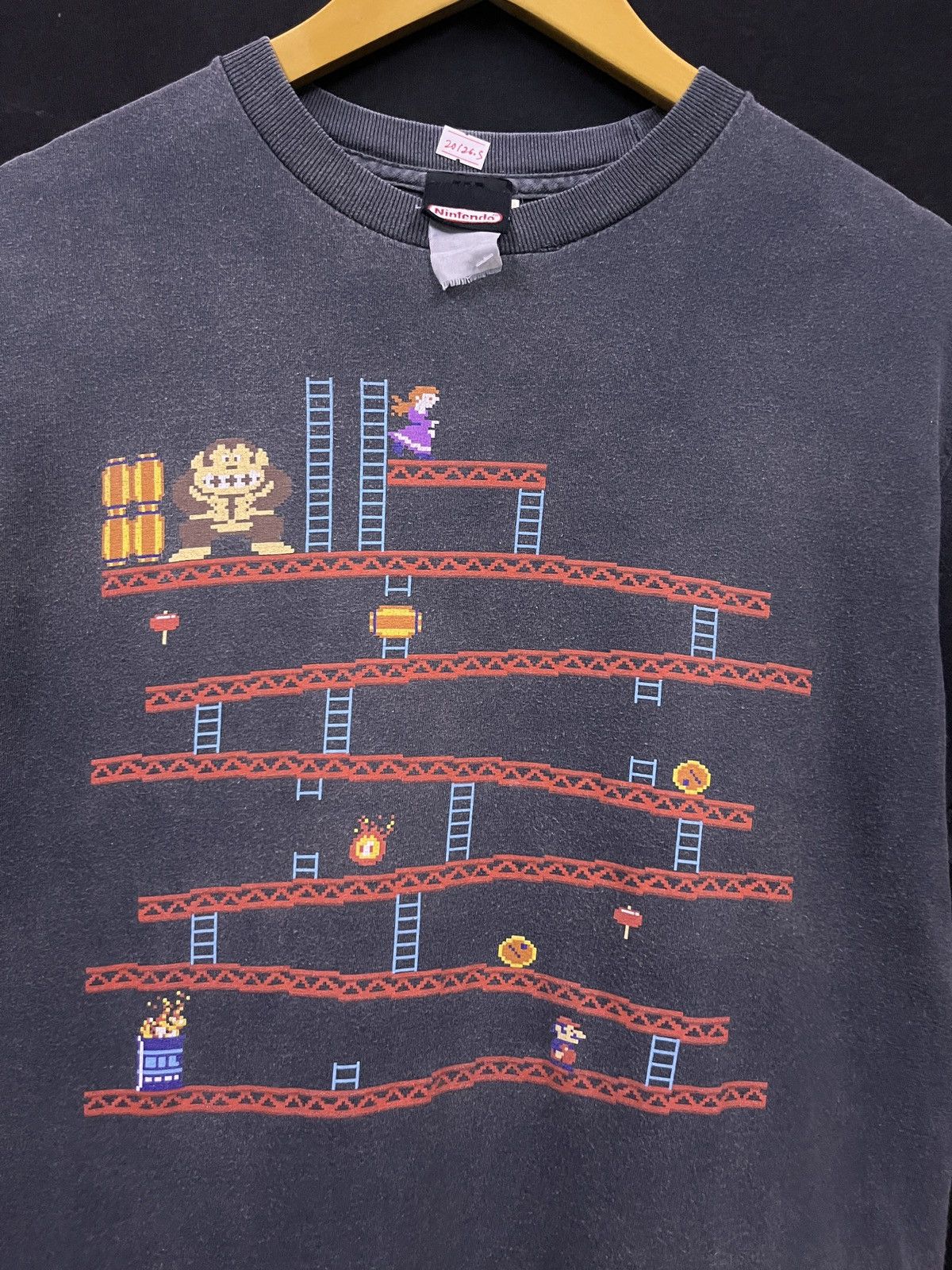 Vintage SUN FADED 2006 NINTENDO DONKEY KONG TSHIRT Size US M / EU 48-50 / 2 - 3 Thumbnail