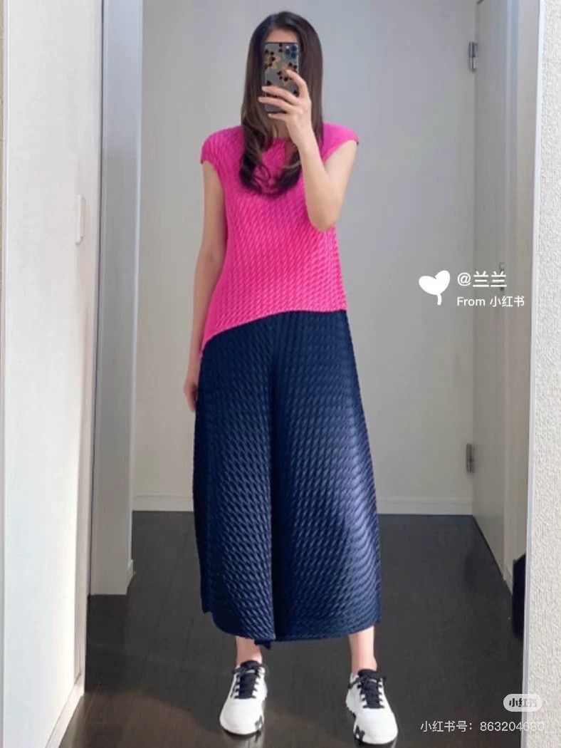 Issey Miyake Issey Miyake Dark blue pleated pants Size 25" / US 0 / IT 36 - 1 Thumbnail