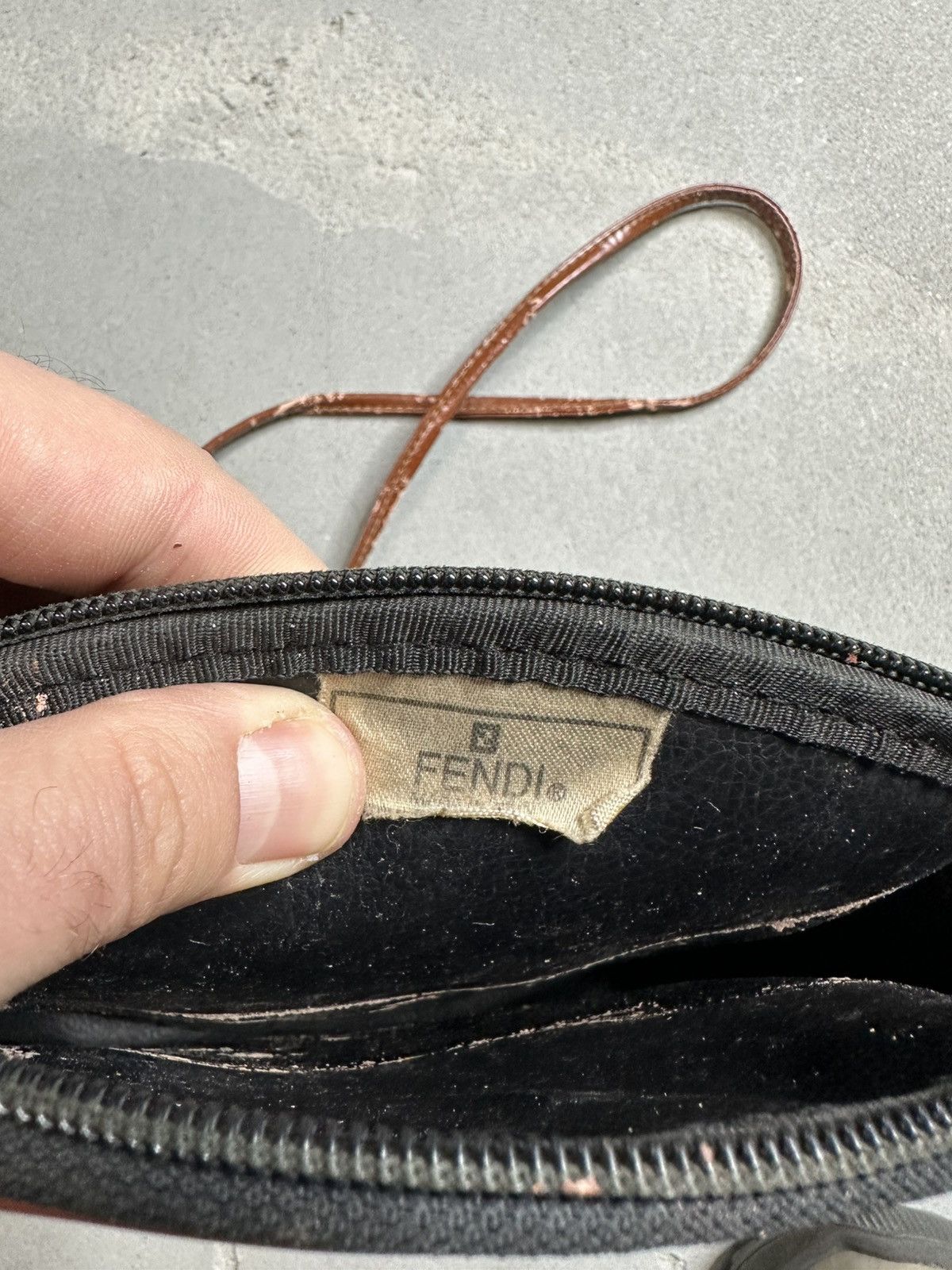 Fendi × Vintage Vintage 70s 80s fendi monogram messenger bag Size ONE SIZE - 6 Thumbnail