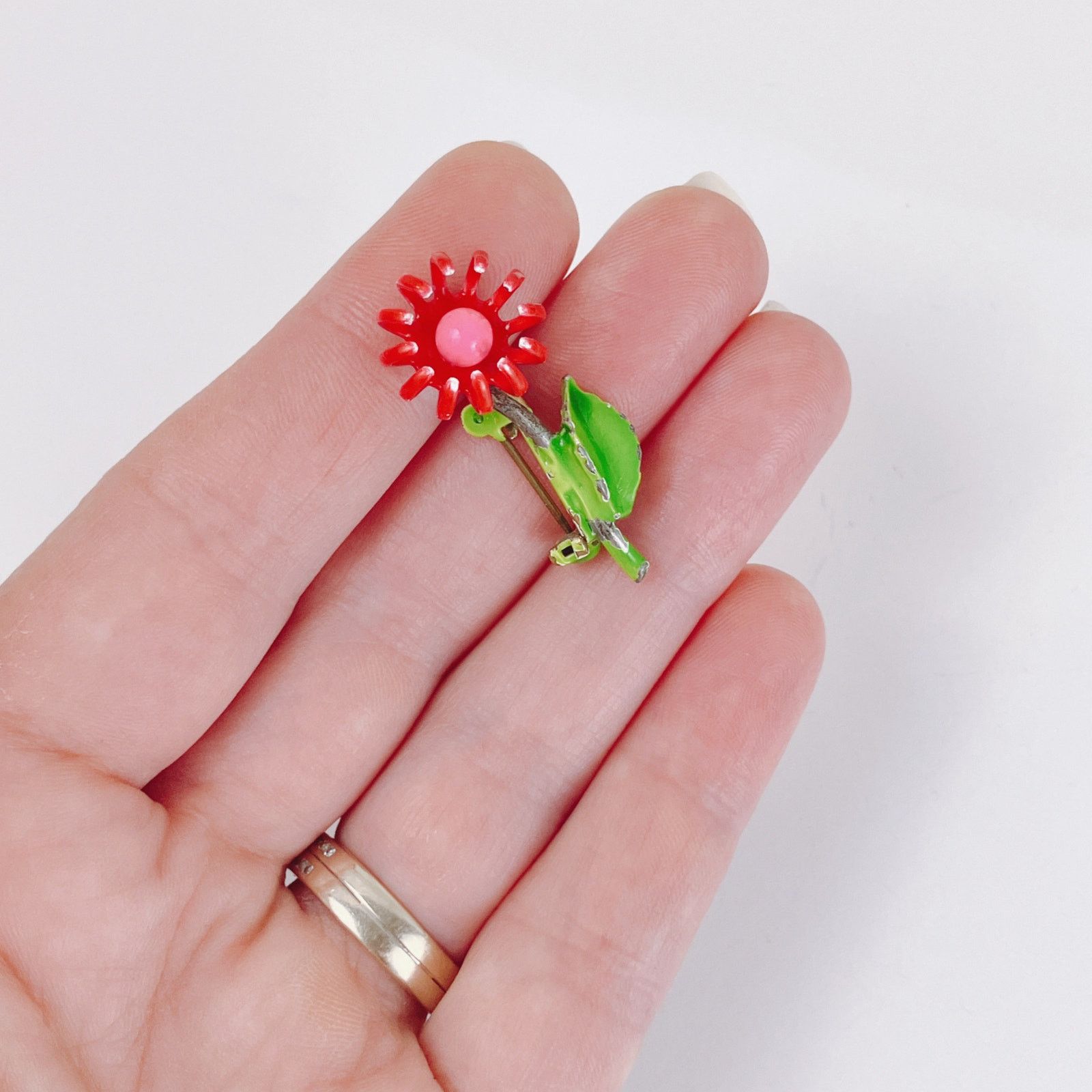 Vintage VTG Tiny Brooch Red Enameled Flower Small Mid Century Pin Size ONE SIZE - 2 Thumbnail