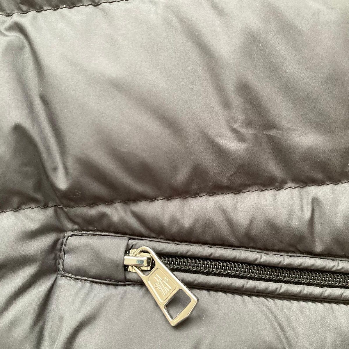Moncler Moncler down gilet size 1 gui LECHTAL black logo bomber Size US S / EU 44-46 / 1 - 6 Thumbnail
