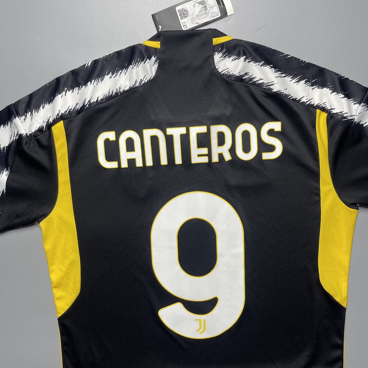 Adidas JUVENTUS ADIDAS 2024/2025 FOOTBALL HOME SOCCER JERSEY Size US M / EU 48-50 / 2 - 8 Thumbnail