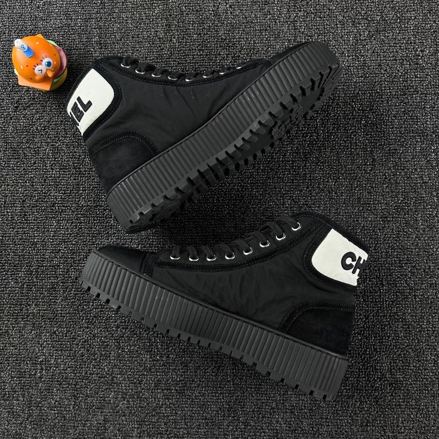 Chanel Chanel Coco Cookie High-Top Sneakers EUR 36 Mint Size US 5 / IT 35 - 3 Thumbnail