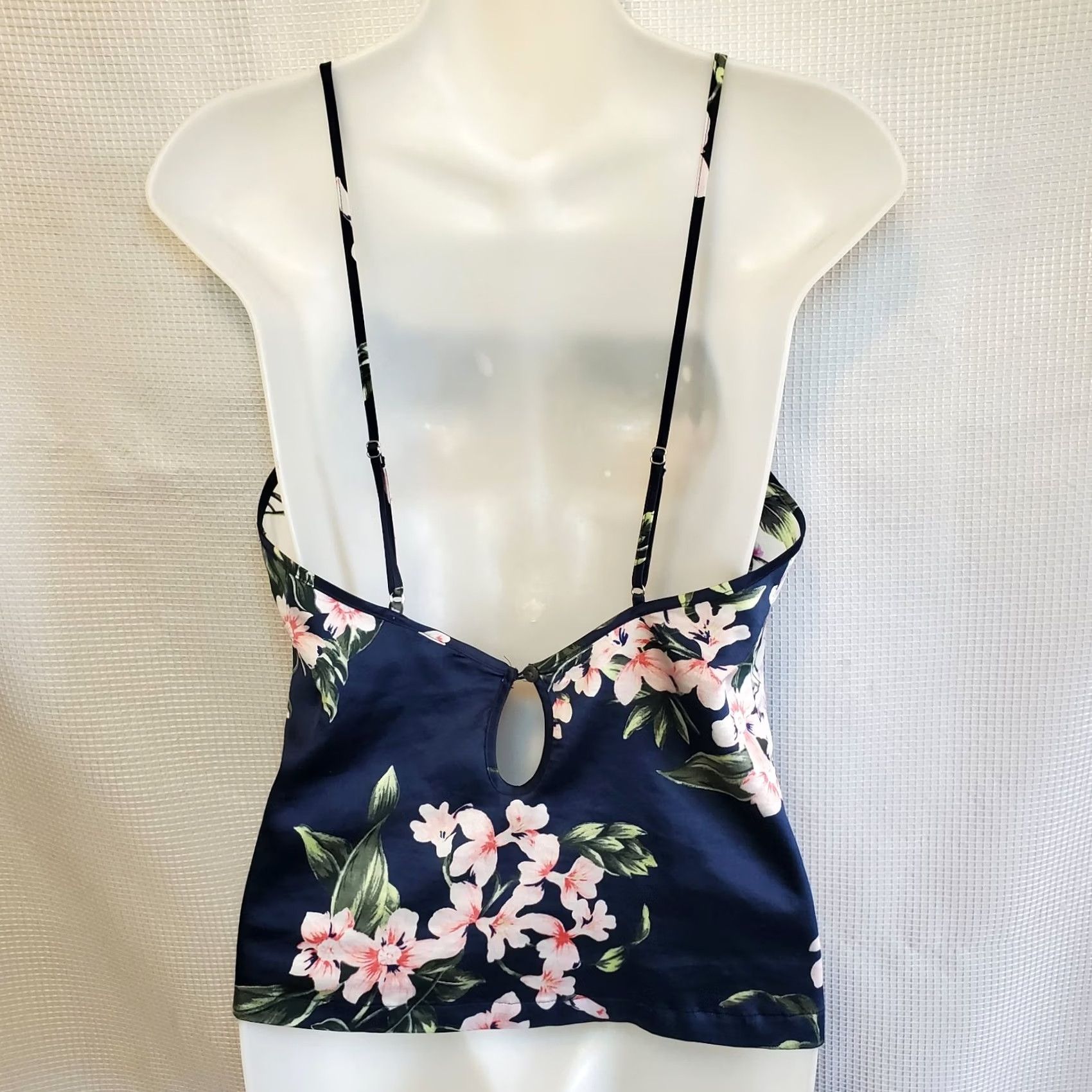 Victoria's Secret Victoria's Secret Camisole Blouse XS Floral Tropical Sleeveless Scoop Neck Pullover Summer Casual Womens Blue Satin Polyester Size XS / US 0-2 / IT 36-38 - 2 Thumbnail