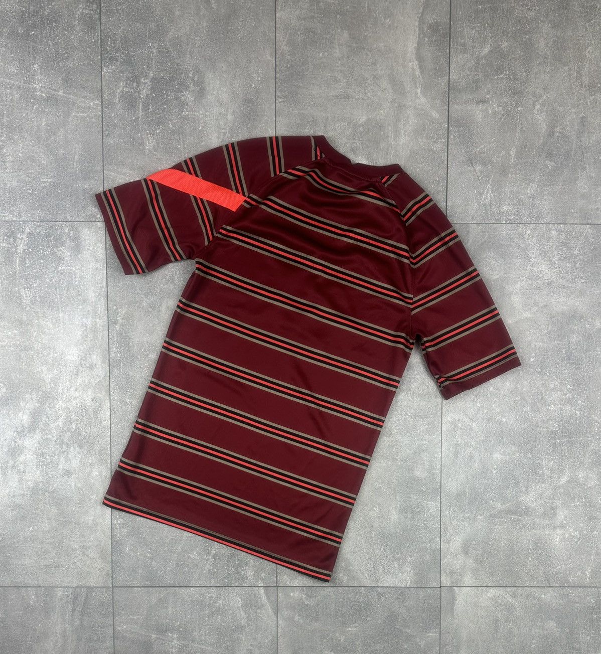 Nike Nike Liverpool 2021/22 Pre-Match Training Soccer Jersey Size US XS / EU 42 / 0 - 12 Thumbnail