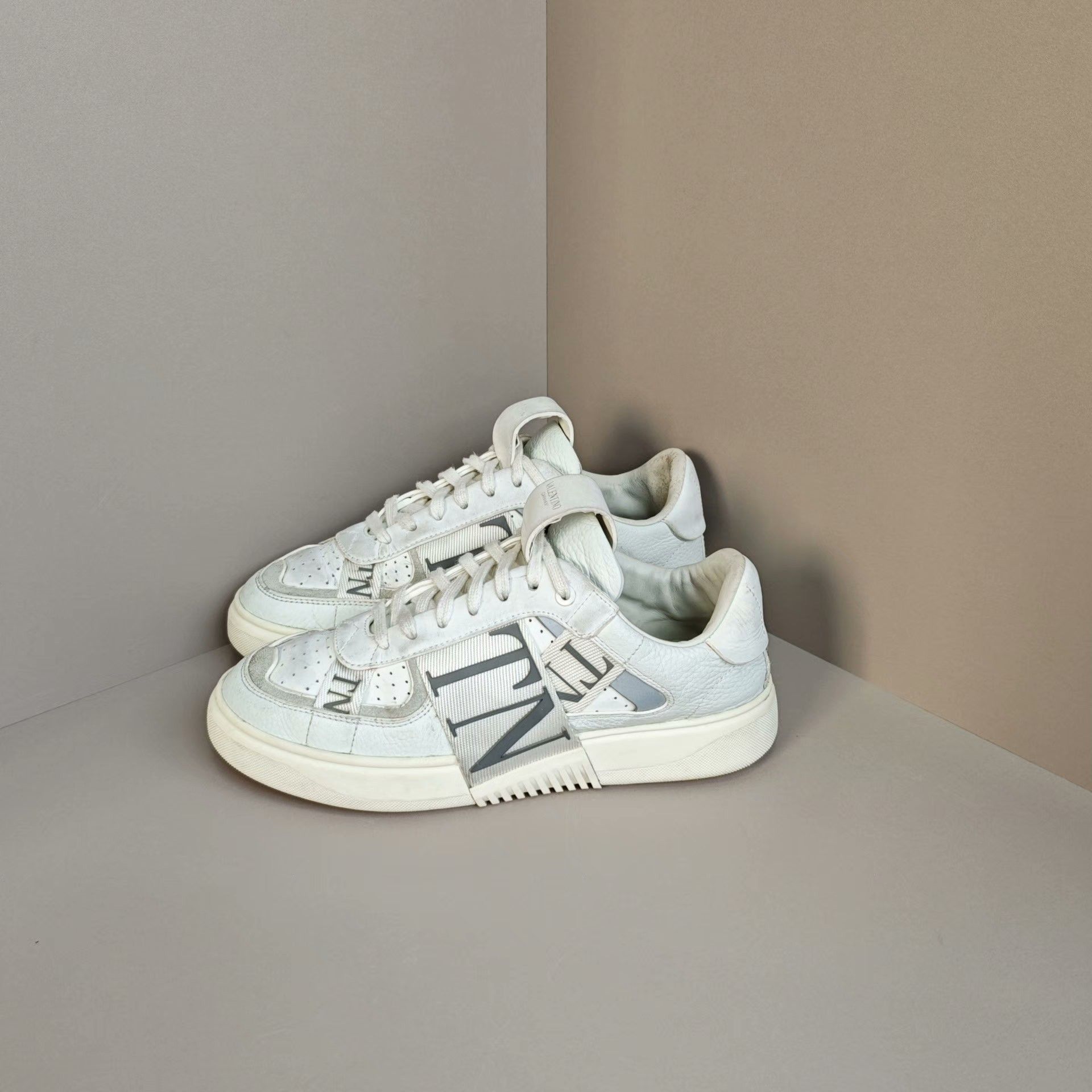 Valentino Valentino Lowtop Sneakers us_8 Women Size US 8 / IT 38 - 1 Thumbnail
