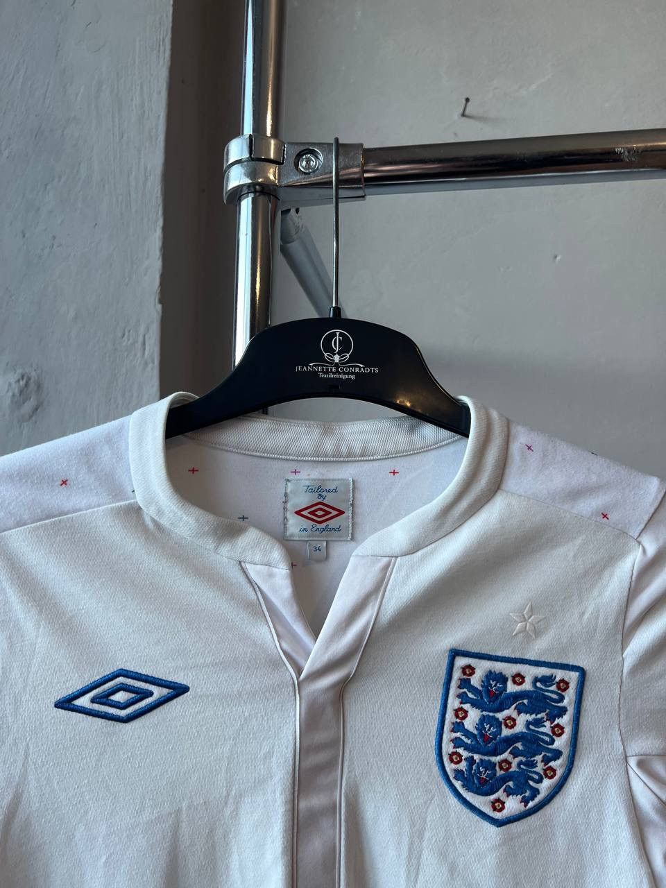 Umbro 2010/11 ENGLAND TEAM HOME SOCCER JERSEY FOOTBALL SHIRT SZ S Size US S / EU 44-46 / 1 - 4 Thumbnail