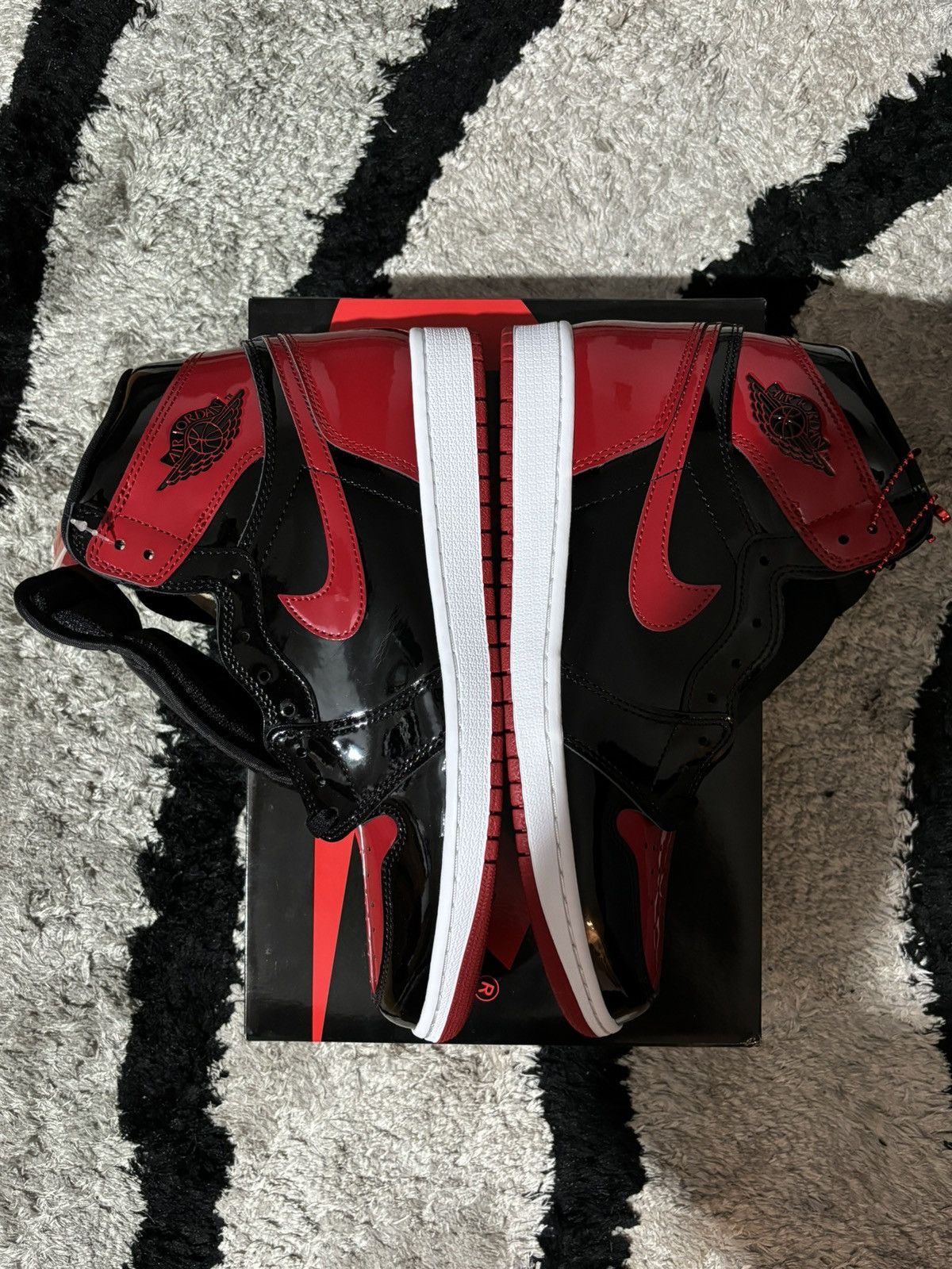Jordan Brand Air Jordan 1 Retro High OG Patent Bred Size US 11 / EU 44 - 4 Thumbnail