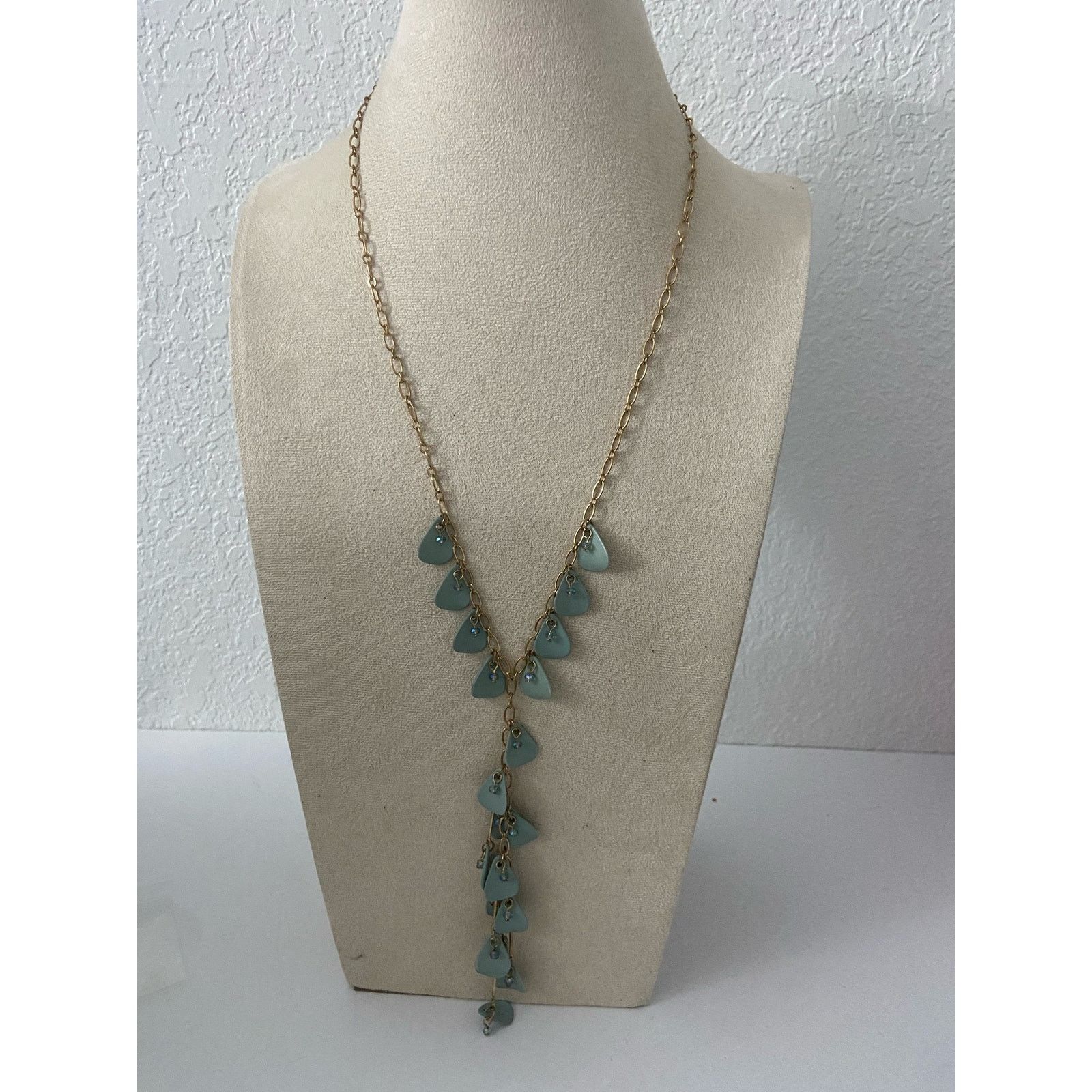 Vintage Vintage mint green petal y drop necklace, gold tone Size ONE SIZE - 1 Thumbnail