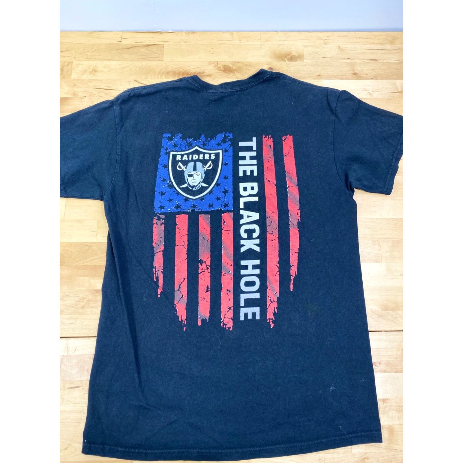 Gildan Gildan Graphic Tee Oakland Raiders The Black Hole Sz M Black Short Sleeve #2087 Size US 31 - 3 Thumbnail