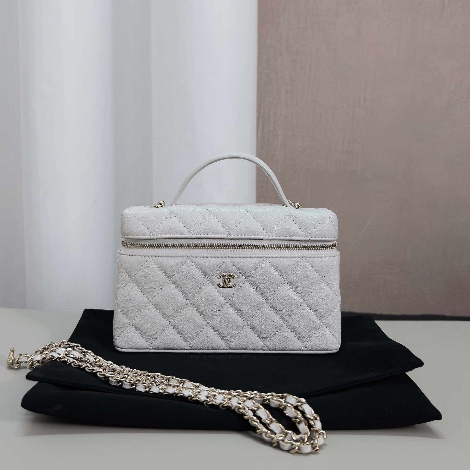 Chanel Pre-loved Bag Very good condition Size ONE SIZE - 1 Thumbnail