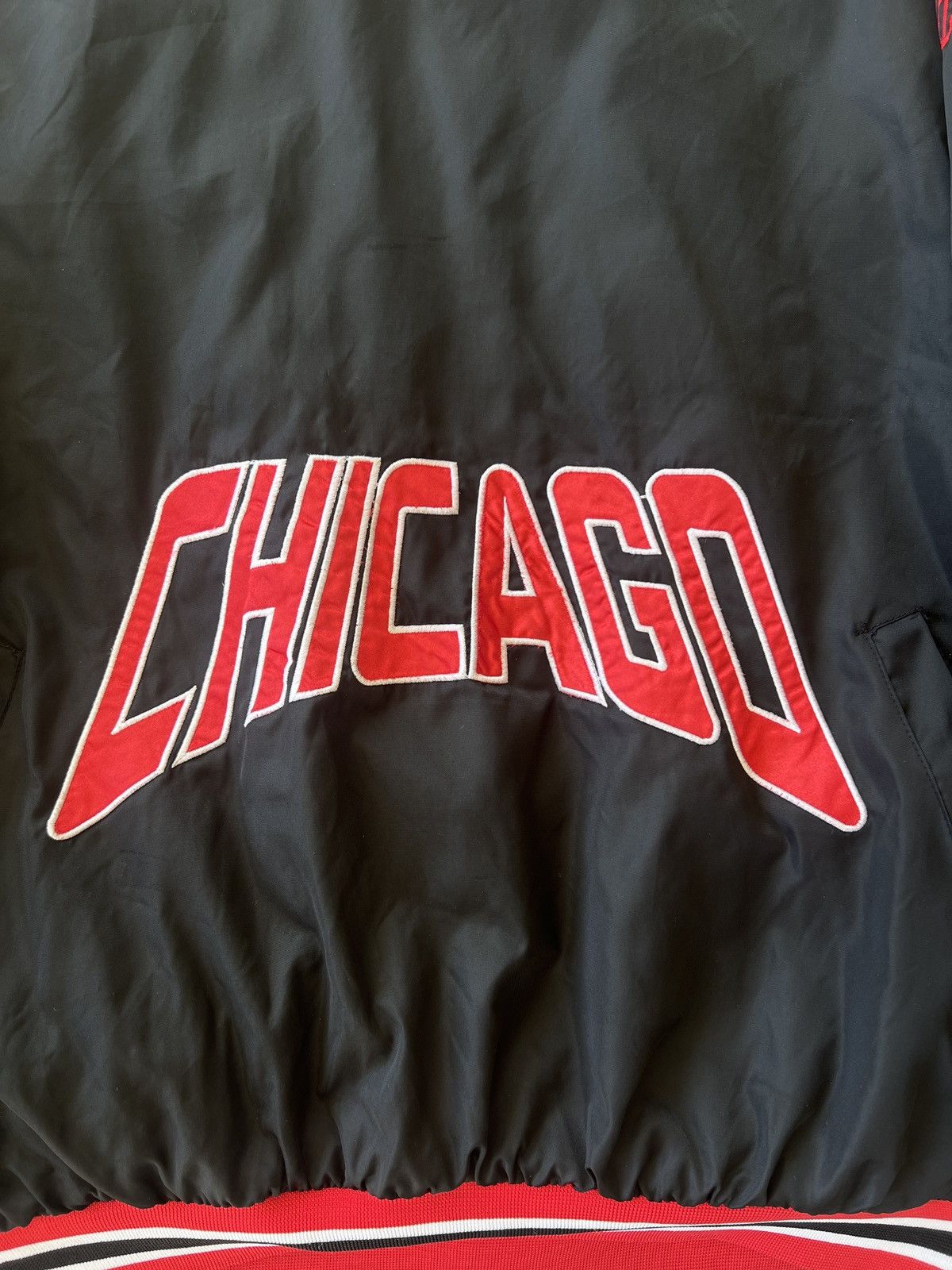 NBA × Vintage Vintage News Chicago Logo Black Puffer V-Neck Jacket Size XL Size US XL / EU 56 / 4 - 6 Thumbnail