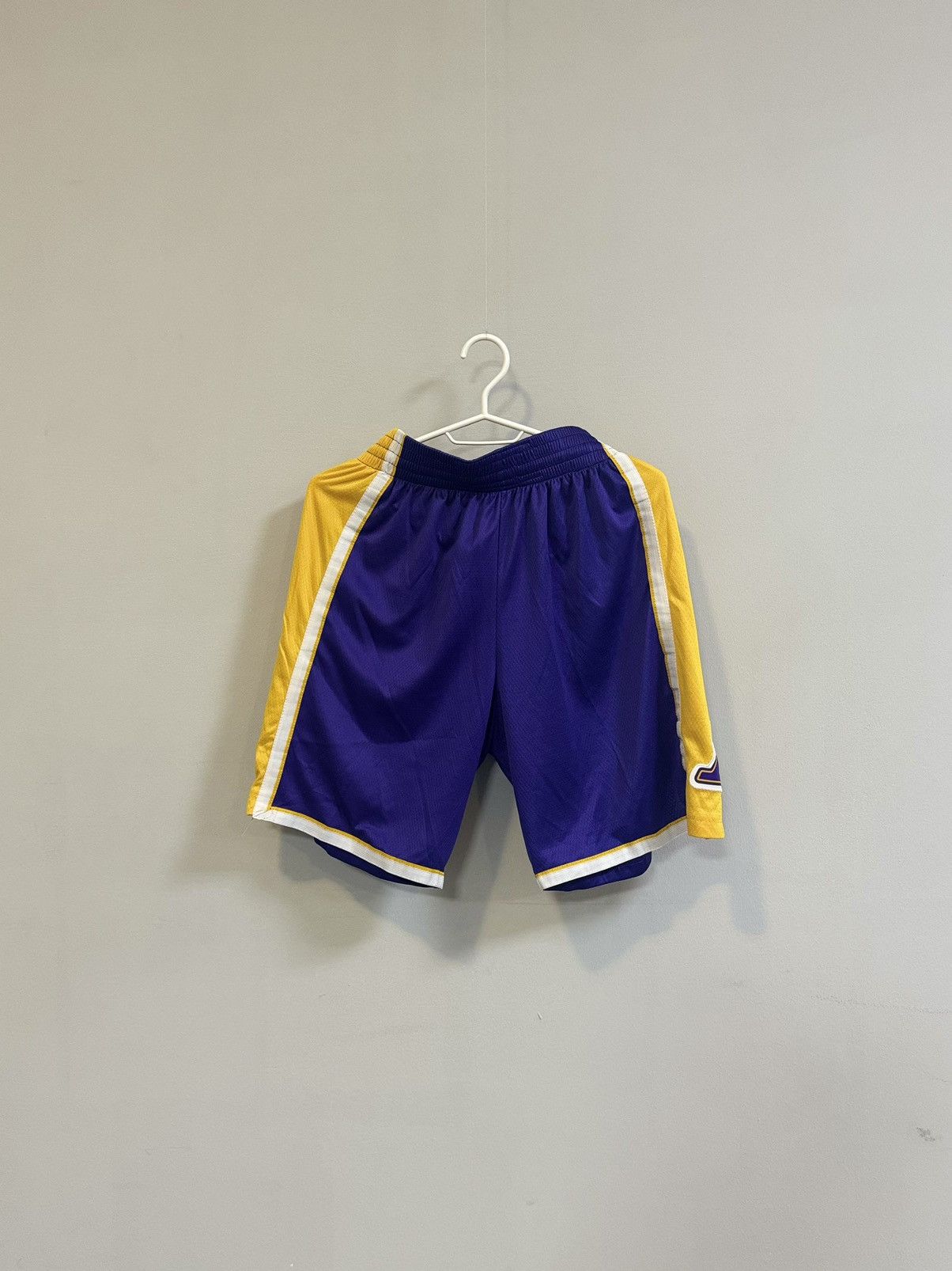 NBA × Vintage Lakers Gold Retro Home Shorts Size US 32 / EU 48 - 7 Thumbnail