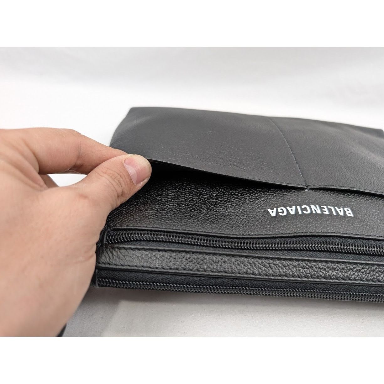 Balenciaga o1rshd1 Size: OS / Calf Grained Explore Crossbody Flat Pouch Size ONE SIZE - 8 Thumbnail