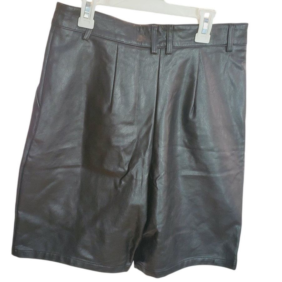 Express Express Black Faux Leather Pleated Tailored Shorts Size 4 Size 27" / US 4 / IT 40 - 3 Thumbnail