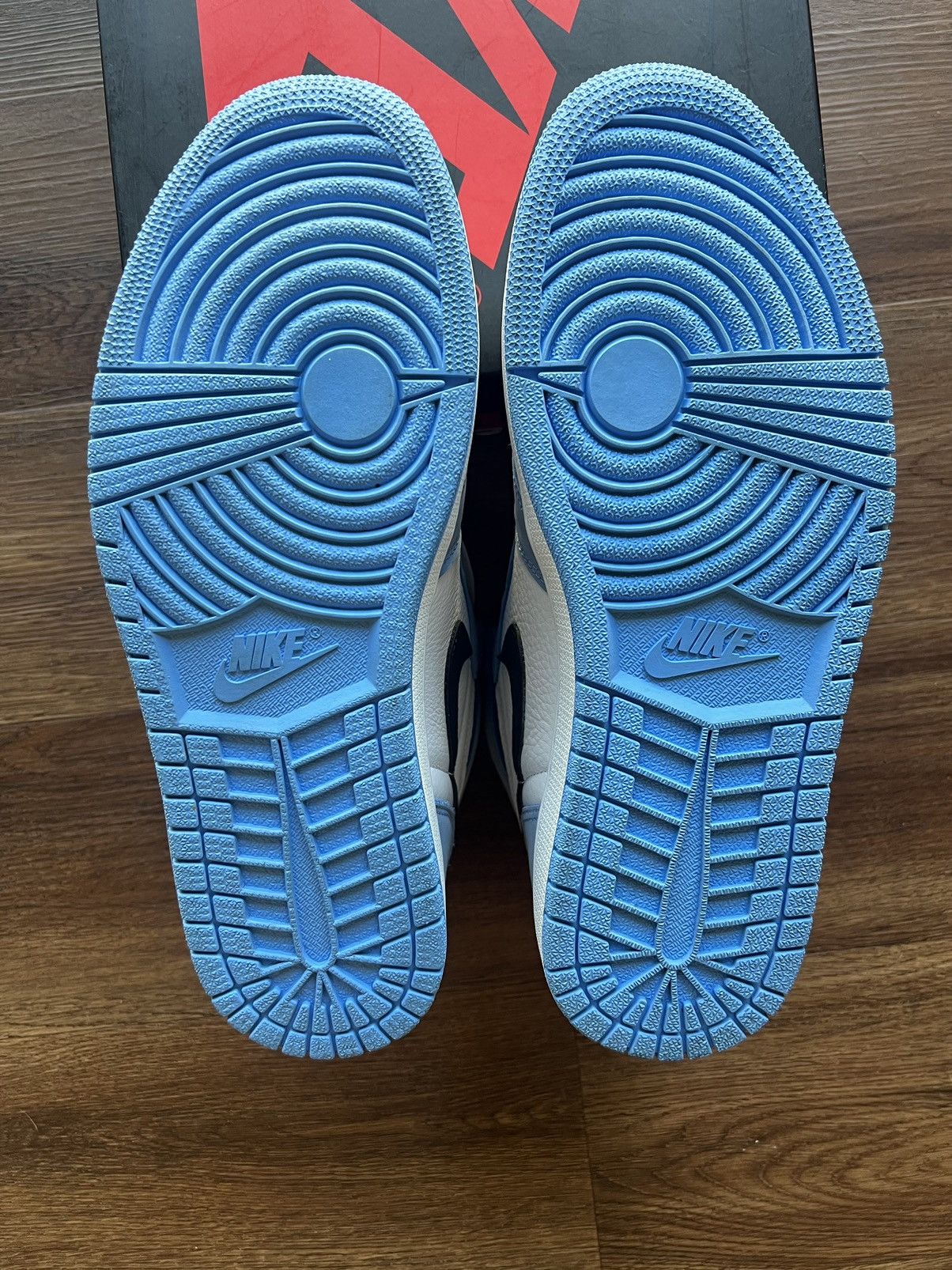 Jordan Brand Men’s Air Jordan 1 OG High Retro University Blue Sneakers Size US 10.5 / EU 43-44 - 4 Thumbnail