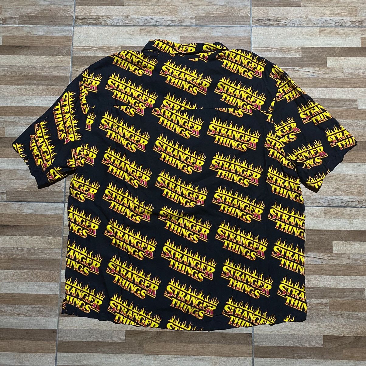 H&M H&M x Stranger Things Flame Logo Shirt Size US L / EU 52-54 / 3 - 2 Thumbnail