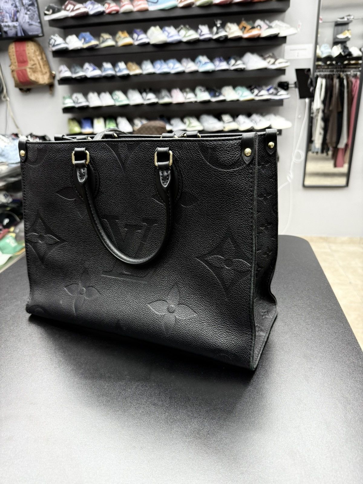 Louis Vuitton Louis Vuitton OnTheGo MM Black Leather Bag Size ONE SIZE - 3 Thumbnail