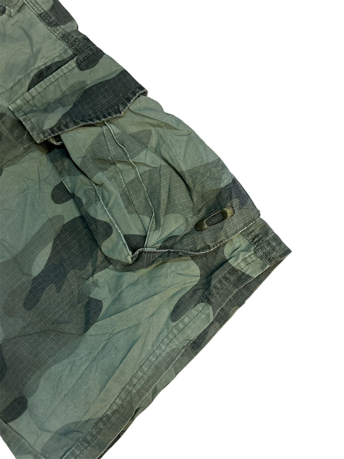 Oakley 💥VINTAGE Oakley Ripstop Camo Cargo Shorts Size US 32 / EU 48 - 2 Thumbnail