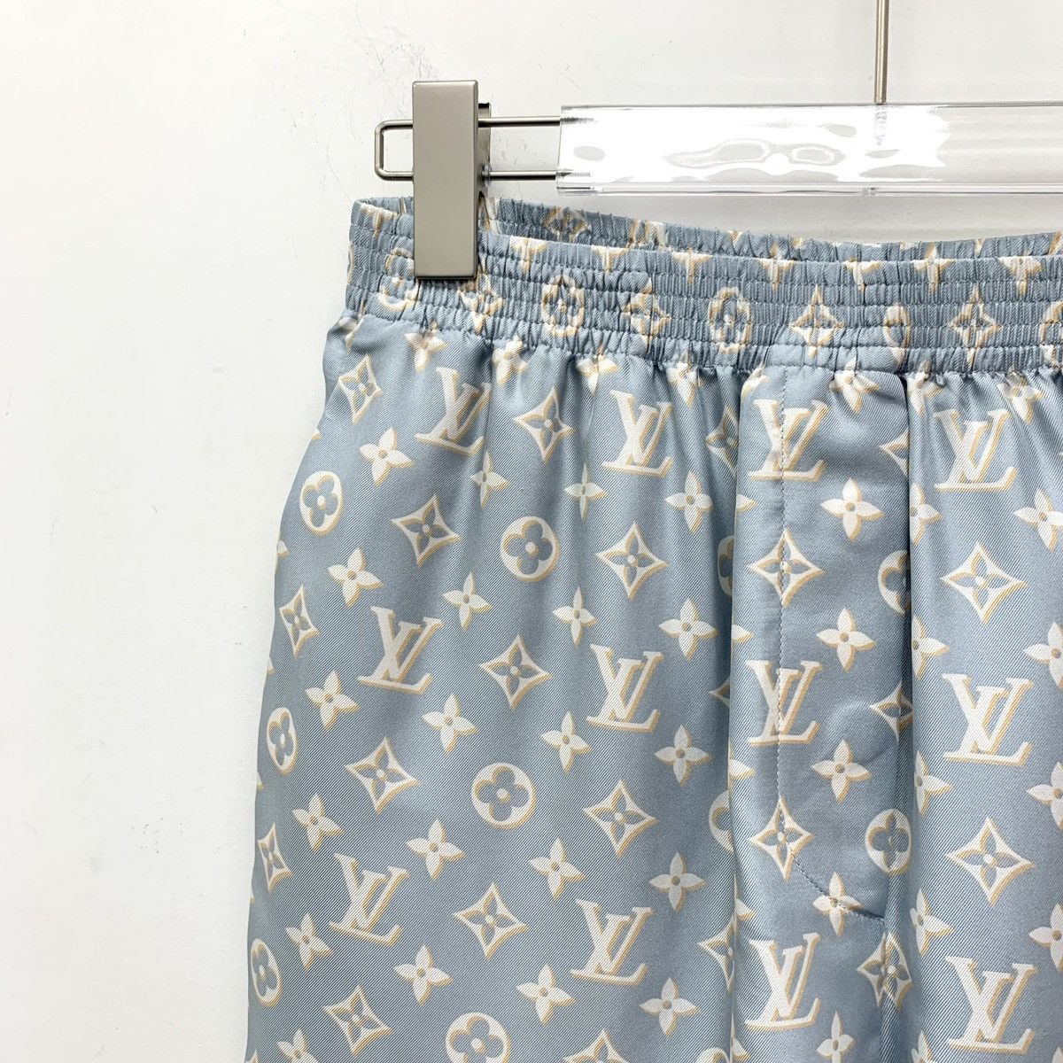 Louis Vuitton Louis Vuitton Full Logo Monogram Silk Casual Shorts K26WX Size 24" / US 00 / IT 34 - 3 Thumbnail