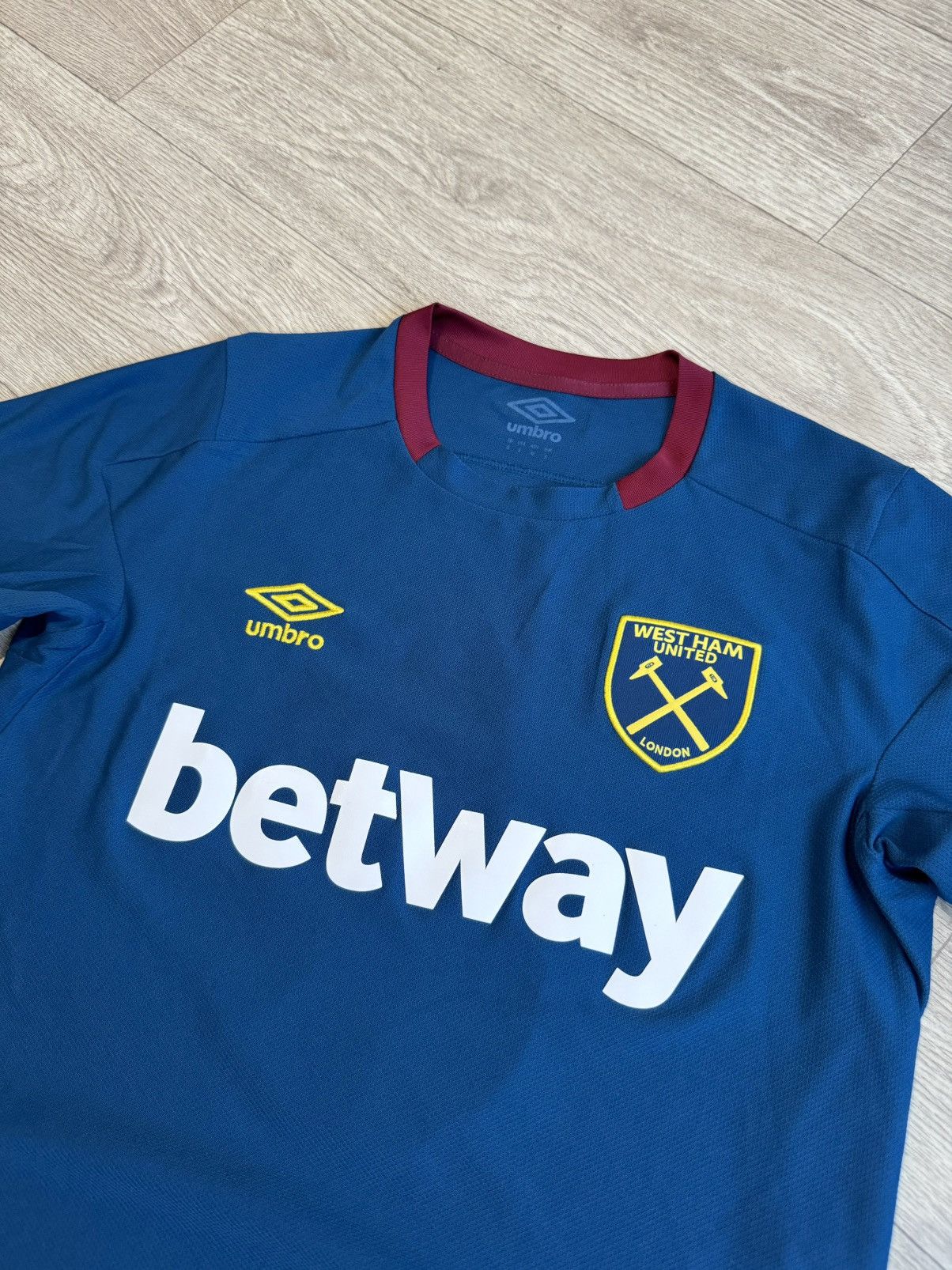 Umbro 🔷Umbro West Ham United 2018/19 Anderson #8 Soccer jersey🔷 Size US S / EU 44-46 / 1 - 4 Thumbnail