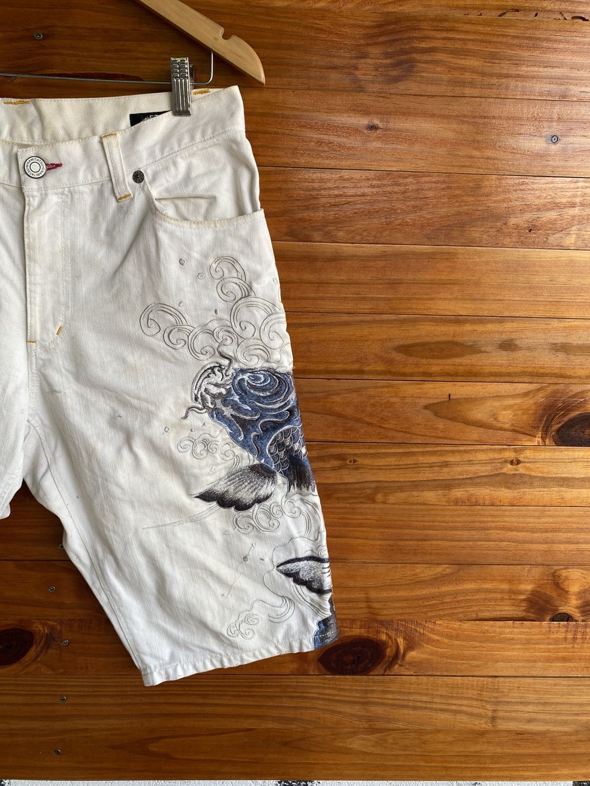 Japanese Brand Namitatsu Japanese Embroidered Koi Fish White Denim Shorts Size US 31 - 6 Thumbnail