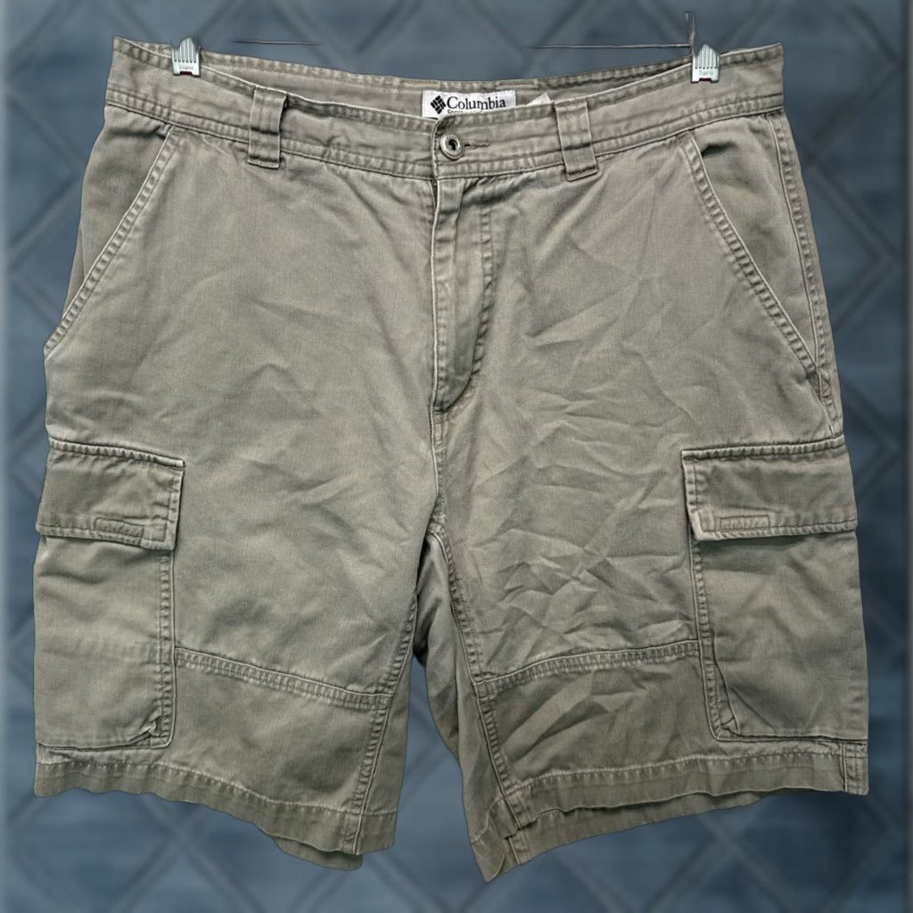 Vintage Columbia Men's Cargo Shorts 32W Green 100% Cotton Modern Classic Flat Front Belt Loops Cargo Pockets Regular Rise High Design sizing: 32 waist Size US 32 / EU 48 - 1 Thumbnail