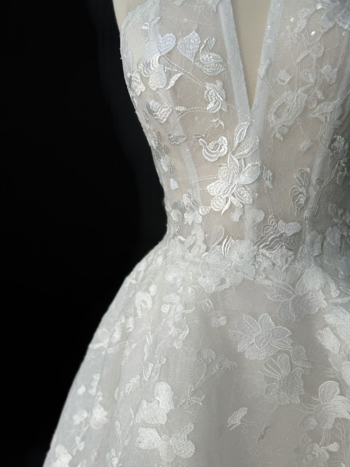 Other Preloved US 6 Anna Augusta Embroidery lace Bridal Gown Size M / US 6-8 / IT 42-44 - 2 Thumbnail
