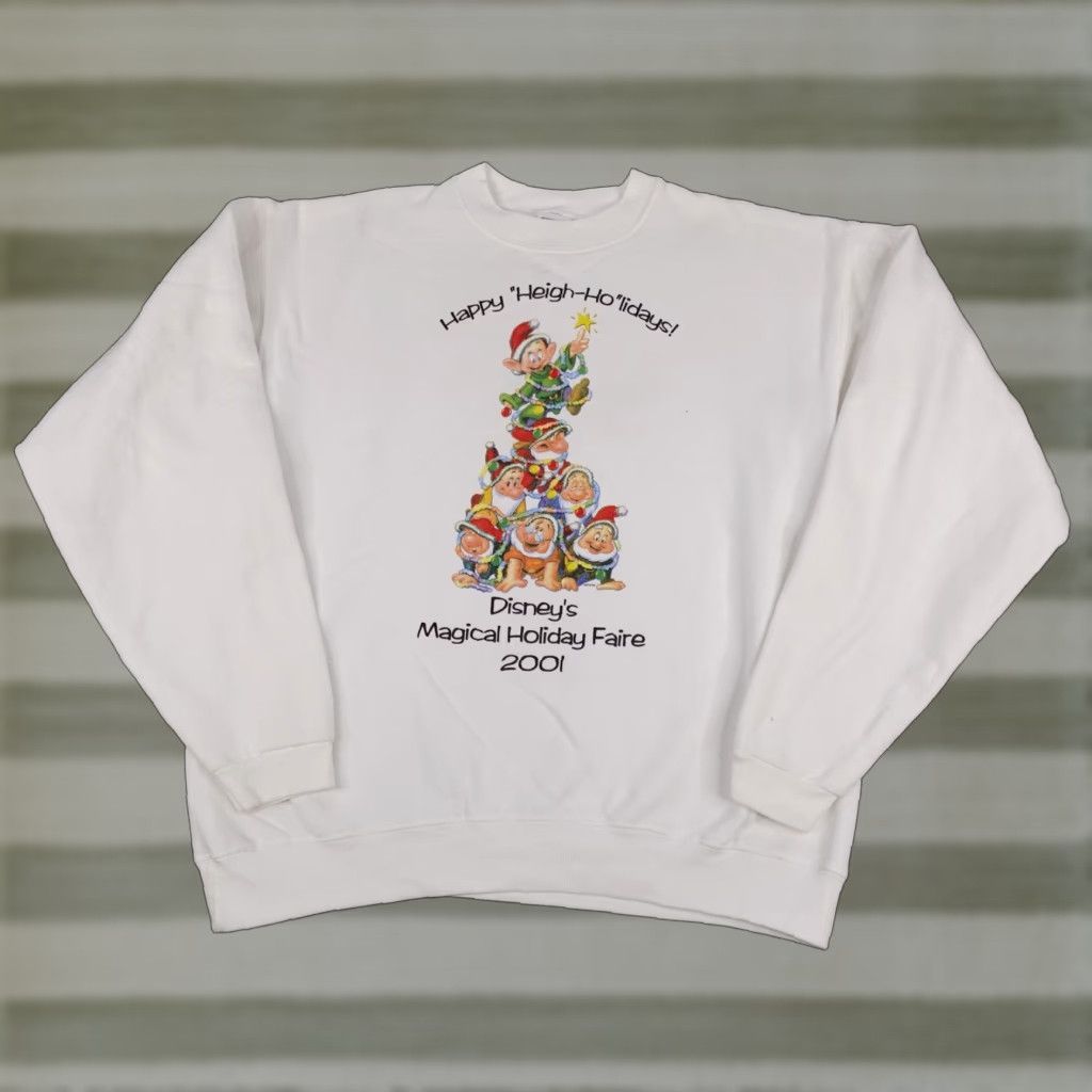 VINTAGE Disney Sweatshirt Mens Large White Seven Dwarfs Christmas Tree Happy Heigh-Ho lidays! 2001 Cartoon Holiday Faire Crewneck Pullover