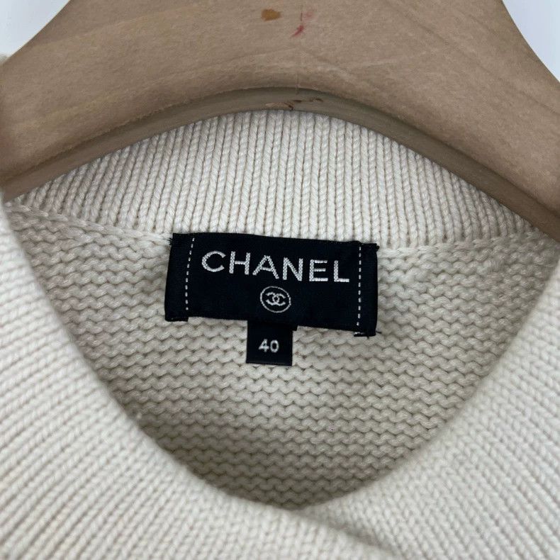 Chanel Chanel Badge button white knitted cardigan jacket Size S / US 4 / IT 40 - 6 Thumbnail