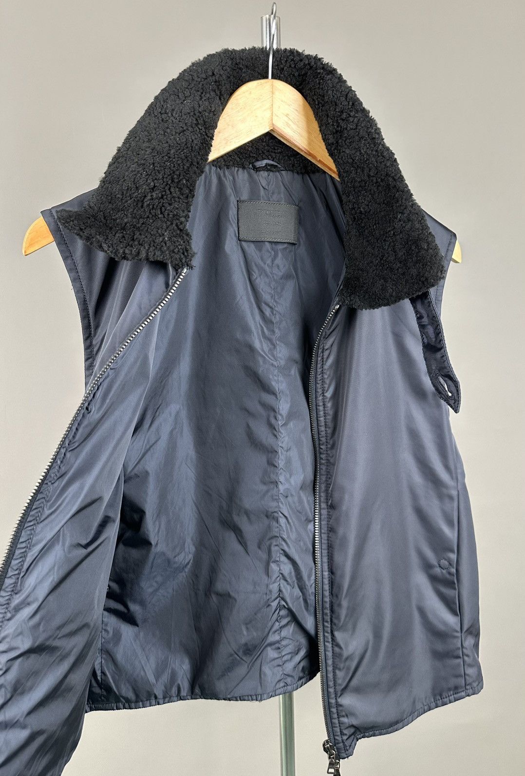 Prada Prada - Collared Nylon Technical Vest - Faux Sherling Collar Size M / US 6-8 / IT 42-44 - 7 Thumbnail