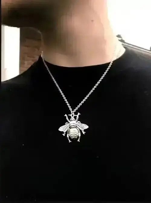VIBE *NEW* Silver Bee Necklace 18-20 Inch Size ONE SIZE - 2 Thumbnail