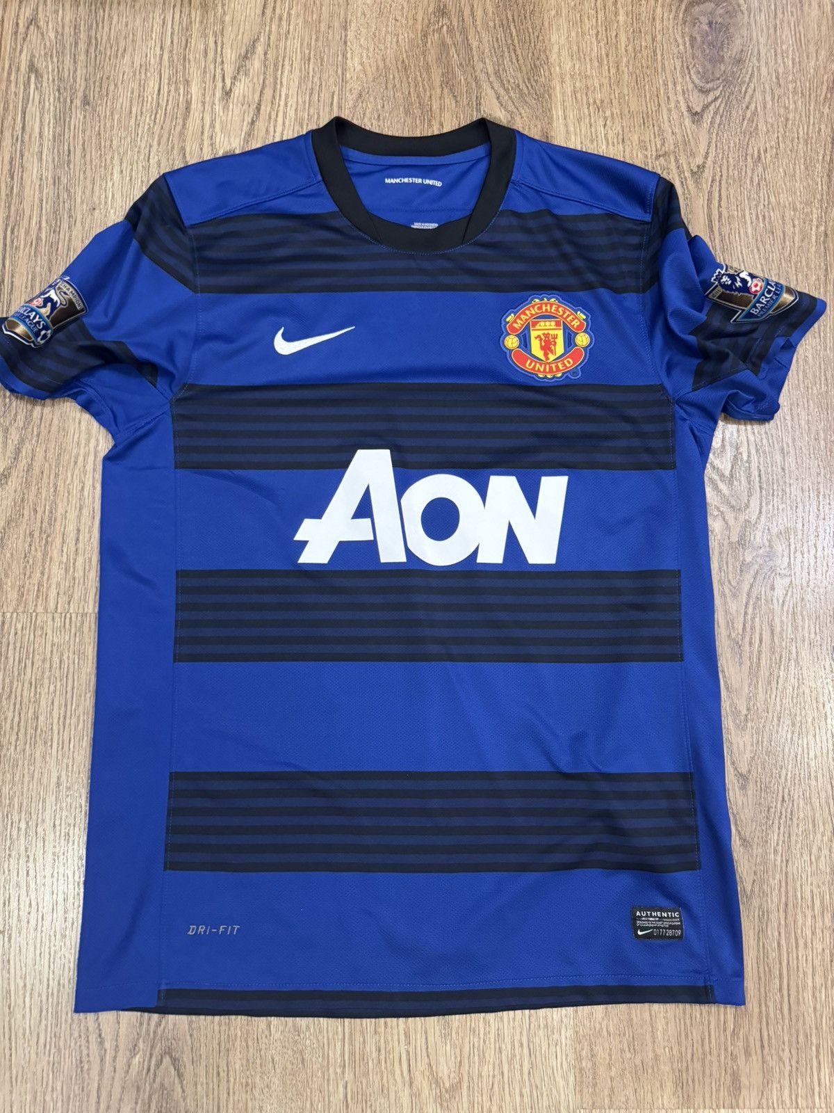 Adidas MANCHESTER UNITED 2011 2013 JERSEY NIKE 423935-403 SIZE M Size US M / EU 48-50 / 2 - 4 Thumbnail