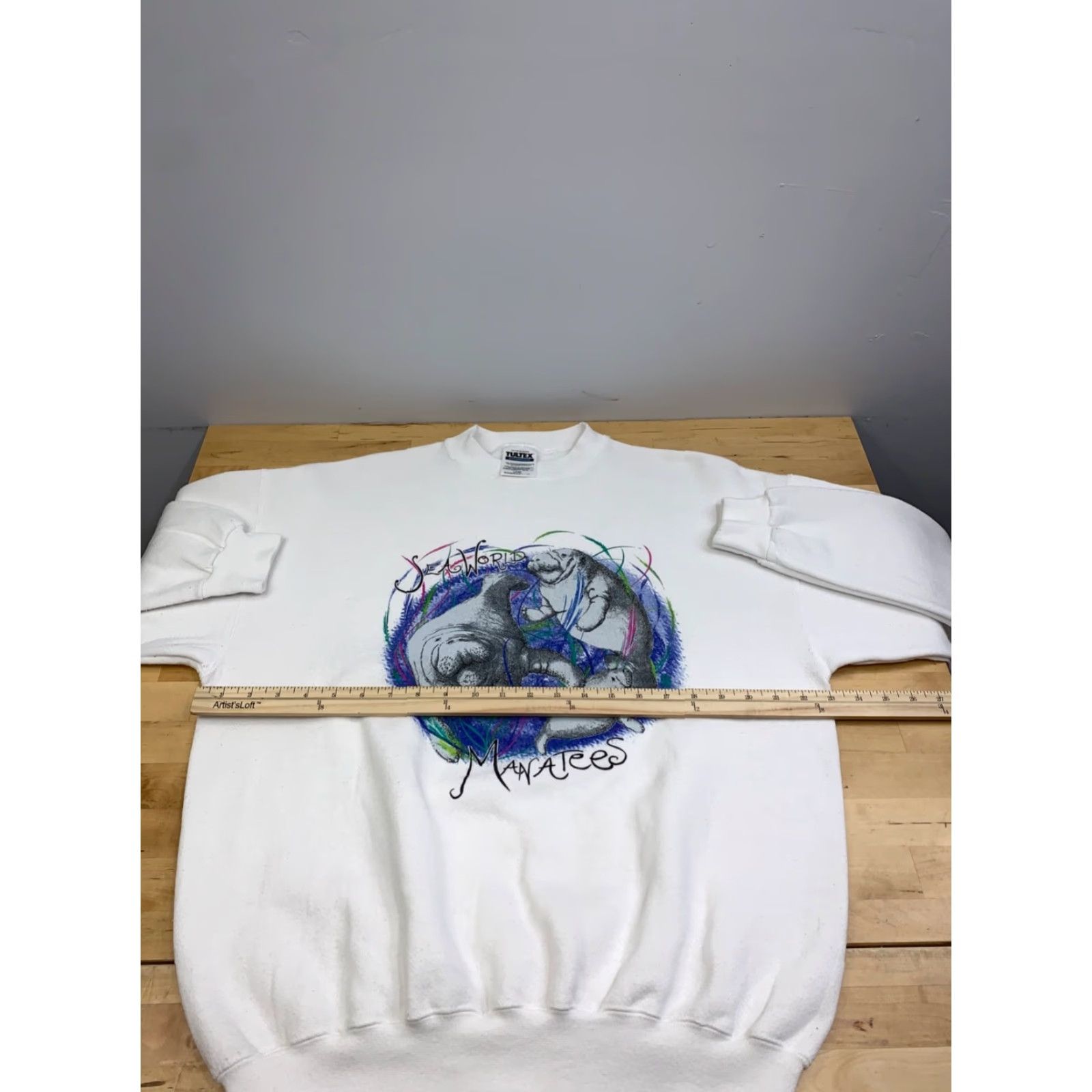 Tultex VINTAGE Seaworld manatees Sweatshirt Tultex White Graphic Print Men L Sweatshirt Size US L / EU 52-54 / 3 - 5 Thumbnail