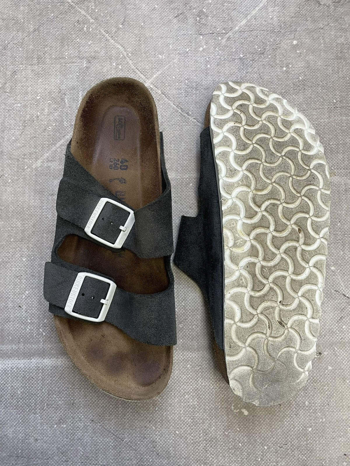 Birkenstock Birkenstock gray suede Arizona sandals minimal classic Size US 7 / EU 40 - 9 Thumbnail