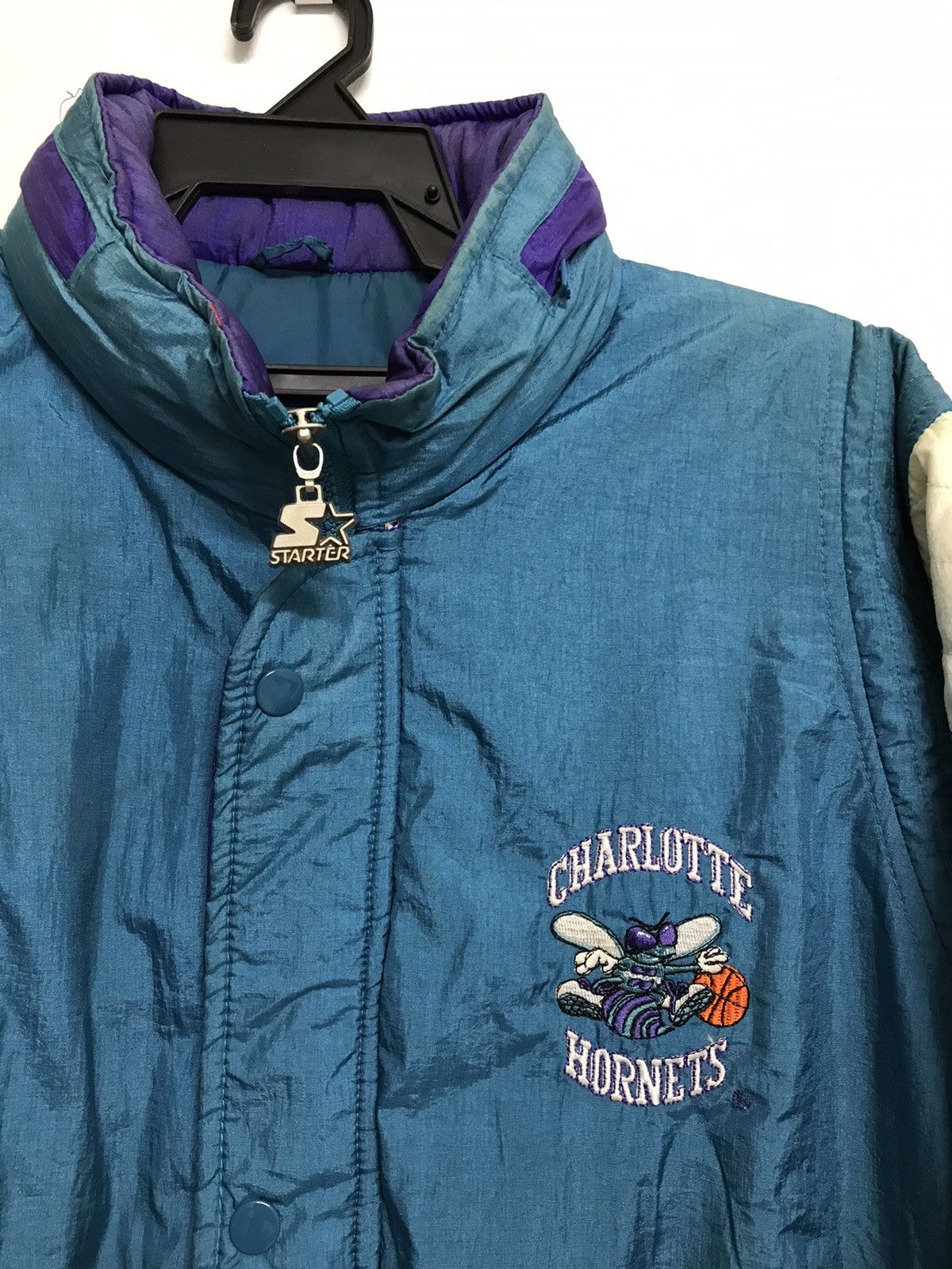NBA VINTAGE Starter Charlotte Hornets Puffer Jacket Size L Size US L / EU 52-54 / 3 - 4 Thumbnail