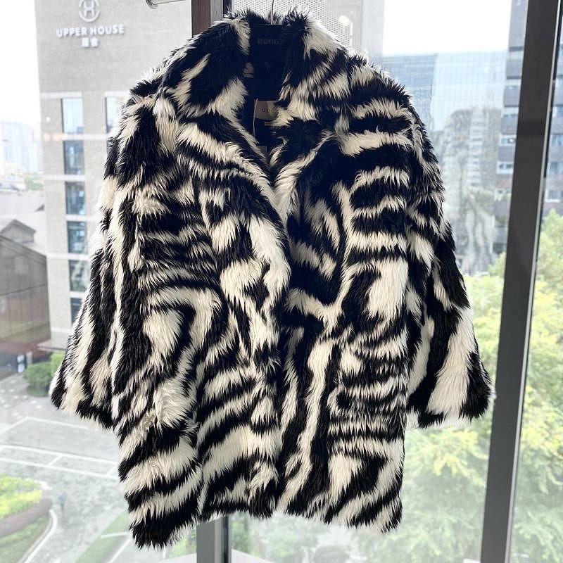 Gucci Gucci Zebra Print Faux Fur Coat Size 36 Size XS / US 0-2 / IT 36-38 - 1 Thumbnail