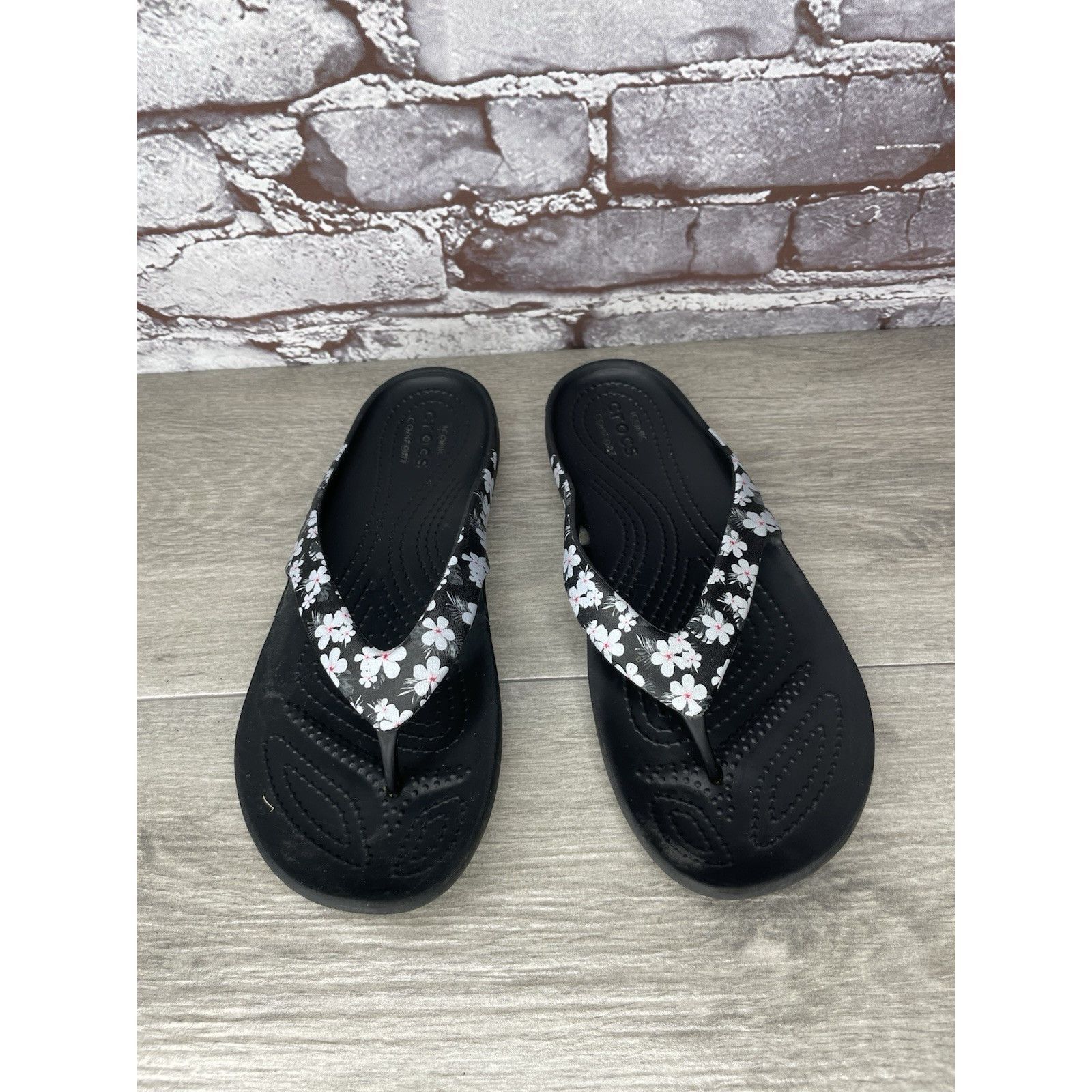 Crocs Crocs Kaydee II Gray Floral Seasonal Thong FlipFlops Sandals Size US 7 / IT 37 - 1 Thumbnail