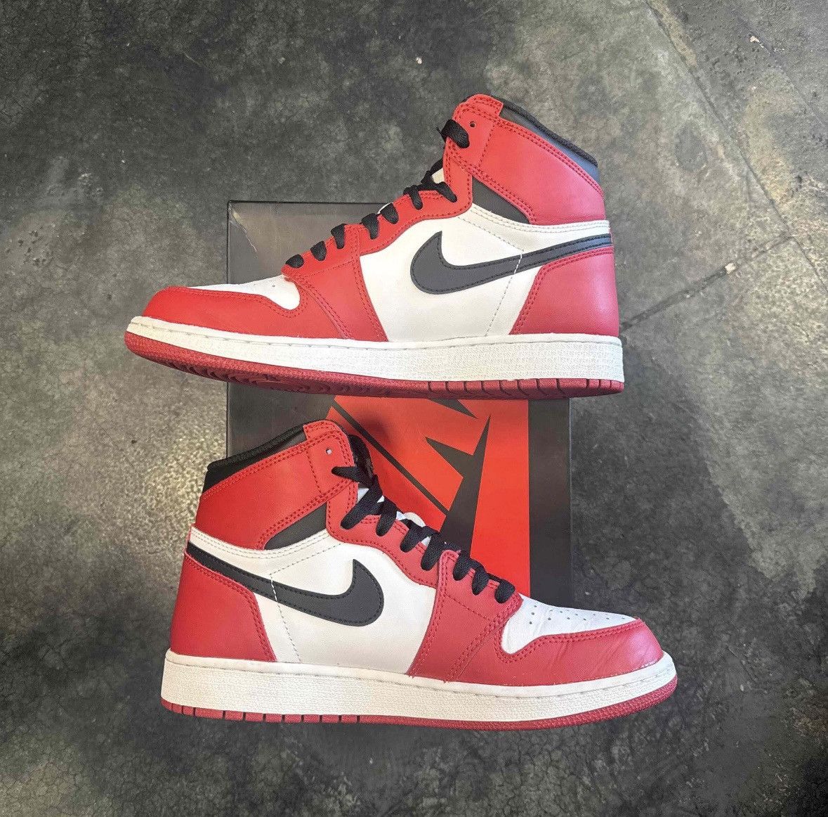Nike Jordan 1 Chicago (2015) Size US 7 / EU 40 - 2 Thumbnail