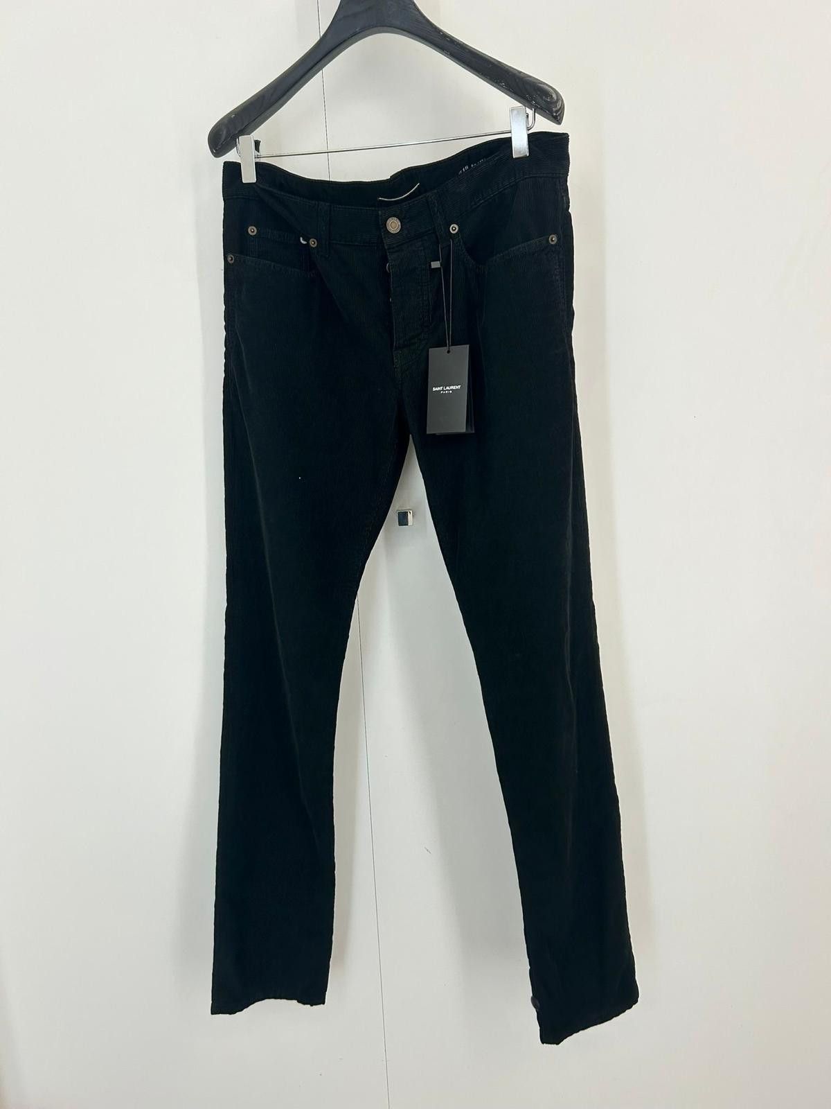 FIVE-POCKET SLIM-FIT JEANS. FRONT BUTTON AND ZIP CLOSURE