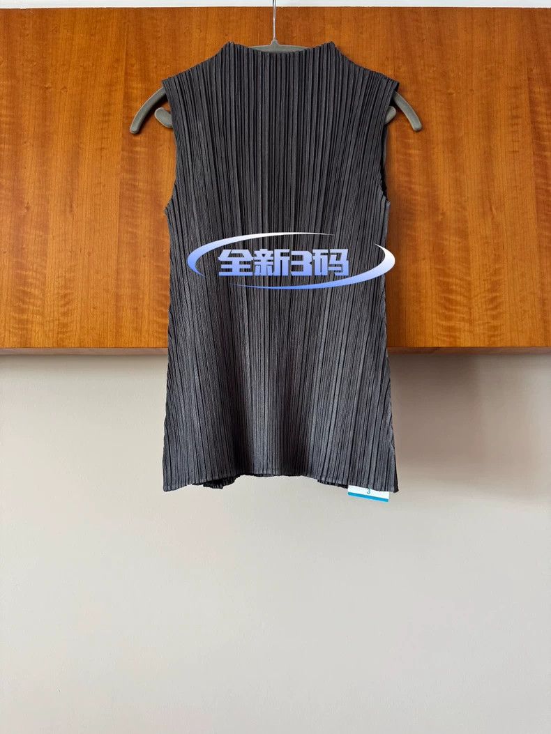 Issey Miyake Issey Miyake size:3 Dark grey pleated vest Size S / US 4 / IT 40 - 1 Thumbnail
